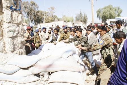 أثناء رفع وإزالة المظاهر المسلحة من شوارع حي الحصبة أمس